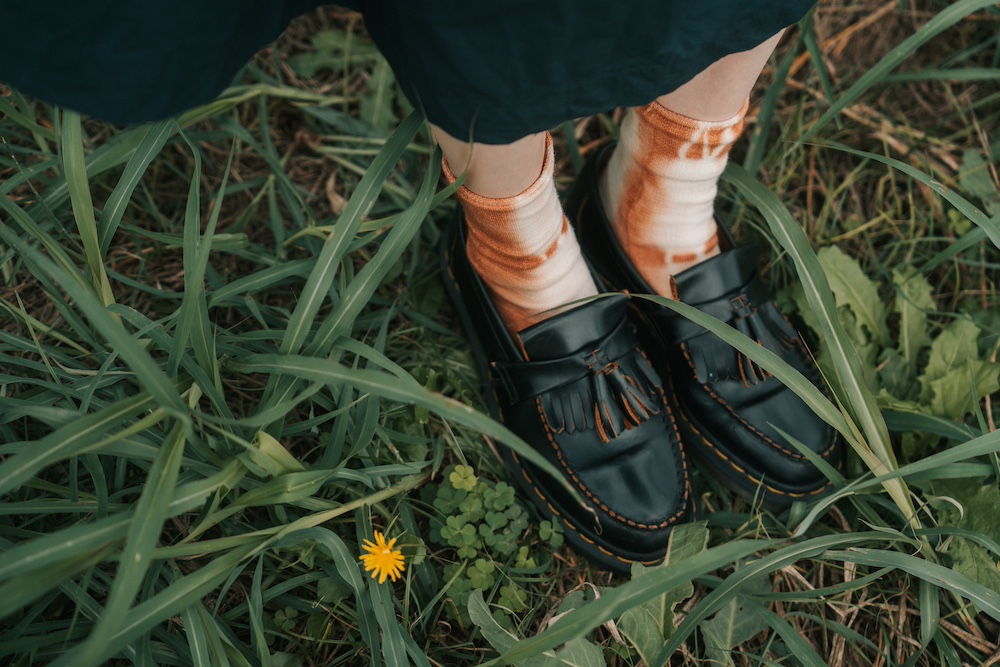 tsunugu by wanowa 冷えとり靴下　草木染め　びわ　枇杷